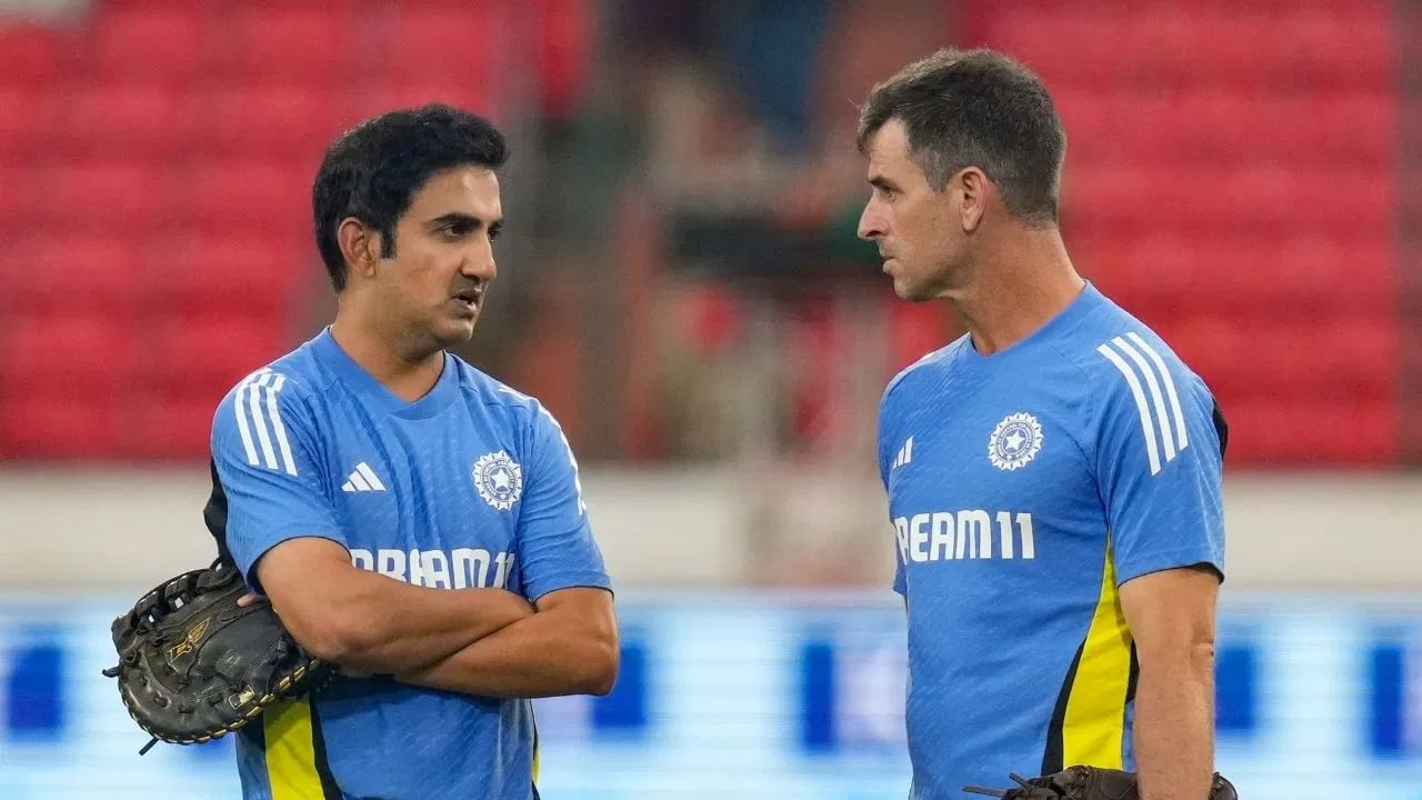 डेश्काटे आयपीएल स्पर्धेतही खेळला आहे. डेश्काटने गौतम गंभीरच्या नेतृत्वात कोलकाता नाईट रायडर्सचं प्रतिनिधित्व केलं होतं. तिथेच डेश्काटने गंभीरचा विश्वास जिंकला. त्यानंतर गंभीरने डेश्काटला टीम इंडियाच्या कोचिंग स्टाफमध्ये आणण्यात निर्णायक भूमिका बजावली (Photo: PTI)