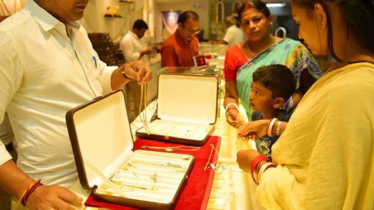 सोन्या चांदीच्या दरात मोठी घसरण झाल्यामुळे ग्राहकांना दिलासा मिळाल्याचे चित्र जळगावच्या सराफ बाजारात पहायला मिळत आहे.