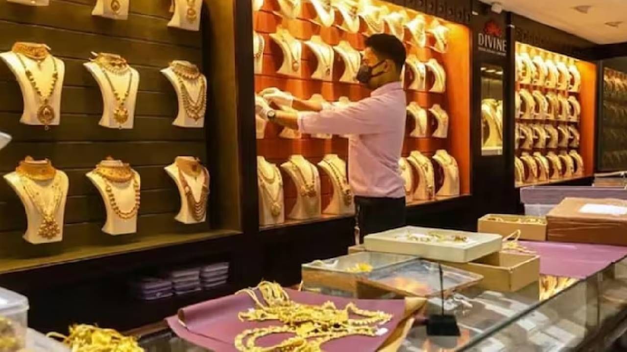 सोन्याचे दर २ हजार रुपये तर चांदीचे दर १ हजाराने घसरले आहेत. जळगाव सराफा बाजारात सोने जीएसटीसह १ लाख ३२२ रुपये तोळा तर चांदी १ लाख ०९ हजार १८० रुपये किलोवर आली आहे.