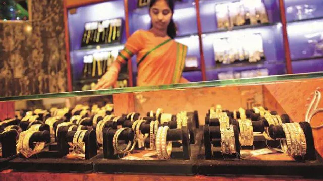 गेल्या काही दिवसात पहिल्यांदाच सोन्या आणि चांदीच्या दरात घसरण झाल्याने ग्राहकांना दिलासा मिळाला आहे. सोने आणि चांदीतील घसरणीचा फायदा घेण्यासाठी ग्राहकांनी दिवसभरात गर्दी केली होती. 