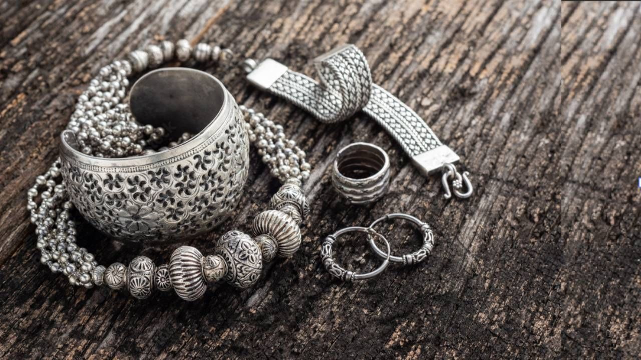 जळगावमधील सुवर्णपेठेत सोने घसरले तर दुसरीकडे चांदीने भरारी घेतली आहे. सध्या चांदी चांगलीच चमकली आहे. तर सोने सुद्धा स्पर्धेत टिकून आहे. सोन्यात चढउतार दिसून येतोय. 