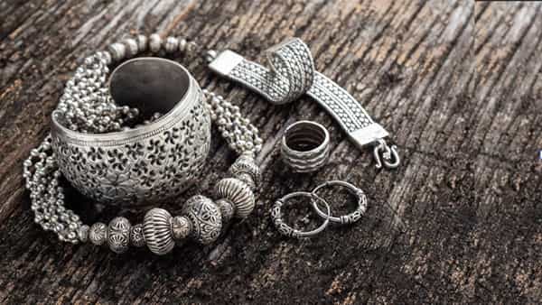 जळगावमधील सुवर्णपेठेत सोने घसरले तर दुसरीकडे चांदीने भरारी घेतली आहे. सध्या चांदी चांगलीच चमकली आहे. तर सोने सुद्धा स्पर्धेत टिकून आहे. सोन्यात चढउतार दिसून येतोय.