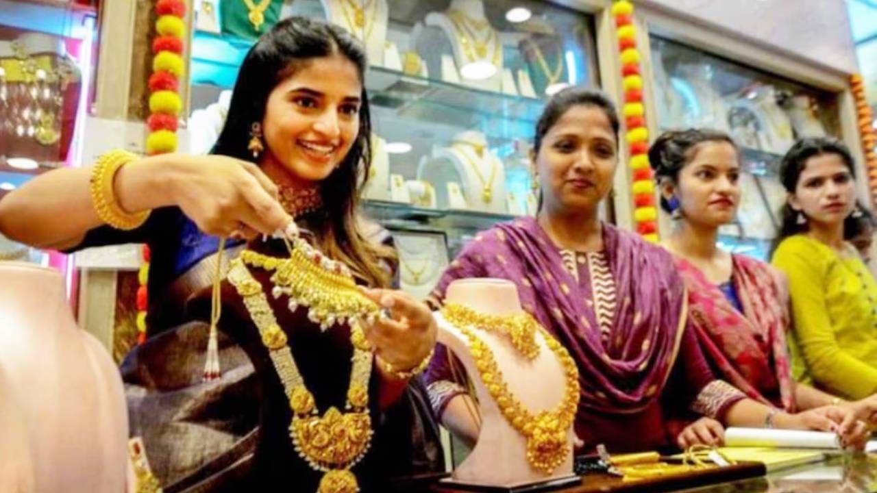 जून की शुरुआत में, सोने की कीमतों ने एक लाख की संख्या को पार कर लिया था।