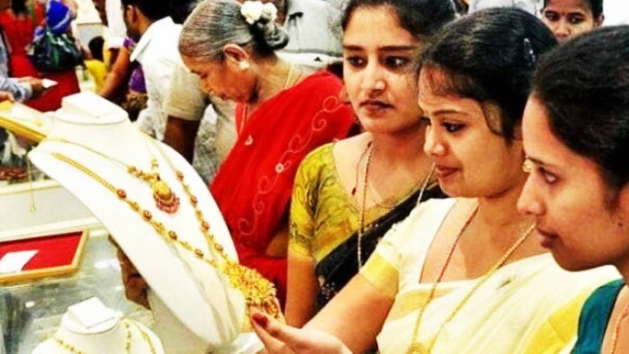 महिला उपभोक्ताओं ने कहा कि कीमत दोगुनी है कि कब खरीदना है क्योंकि कीमतें एक महीने के लिए अधिक हैं। हालांकि, महिला उपभोक्ता प्रसन्न हैं क्योंकि सोने की कीमतें जो एक लाख की संख्या को पार कर चुकी हैं, फिर से गिर गई हैं। 