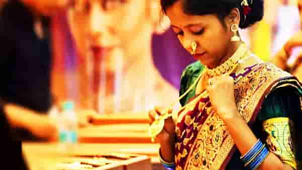 Gold Price Fall : पहिल्यांदा केला रेकॉर्ड...मग अचानक घसरण, सोने झाले इतके स्वस्त, किंमती एक लाखांच्या खाली