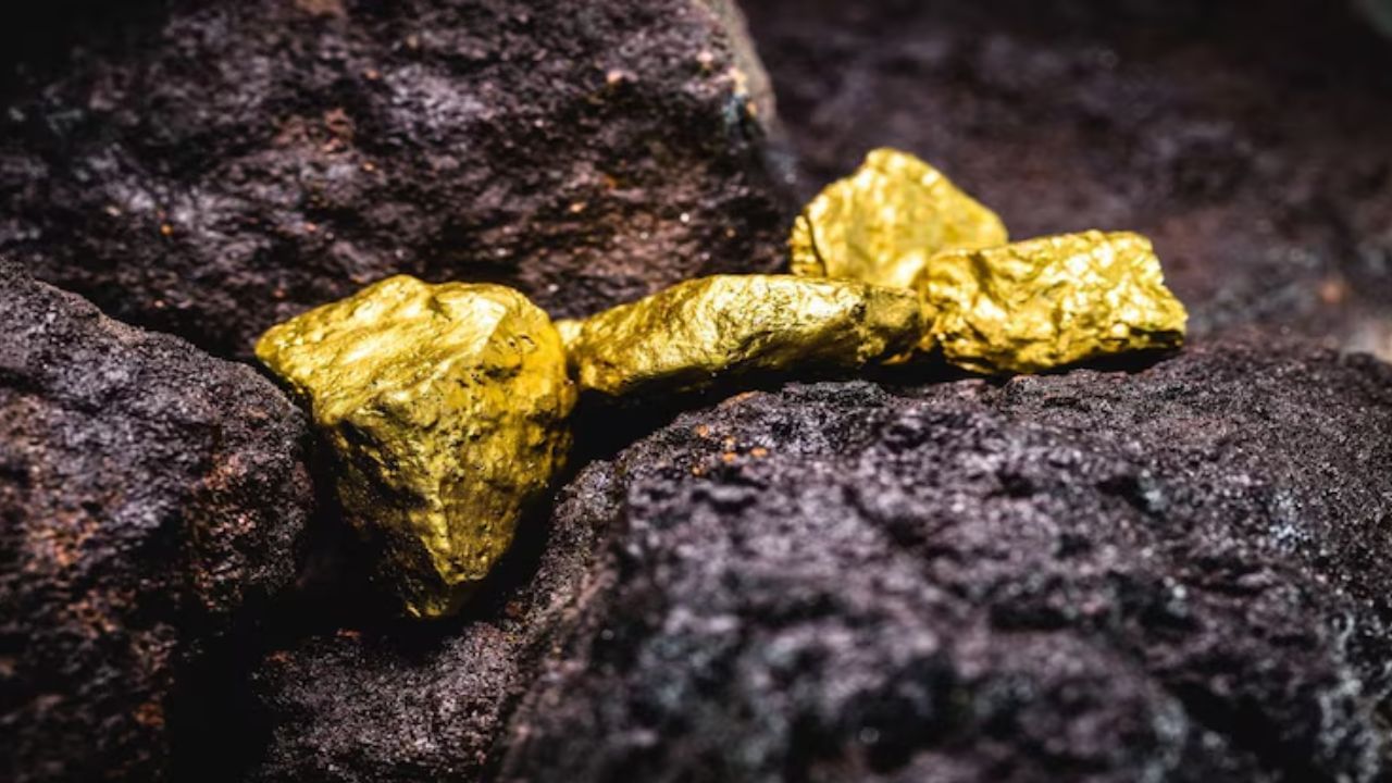 सोन्याची सर्वाधिक विक्री होत असूनही भारतातील सोन्याचे उत्पादन खूप कमी आहे. जगातील पहिल्या दहा देशांमध्येही भारताचे नाव नाही. अगदी जगातील टॉप ५० देशांमध्येही भारत नाही. भारतात सोन्याचे सर्वाधिक उत्पादन कर्नाटक राज्यामध्ये होते. 