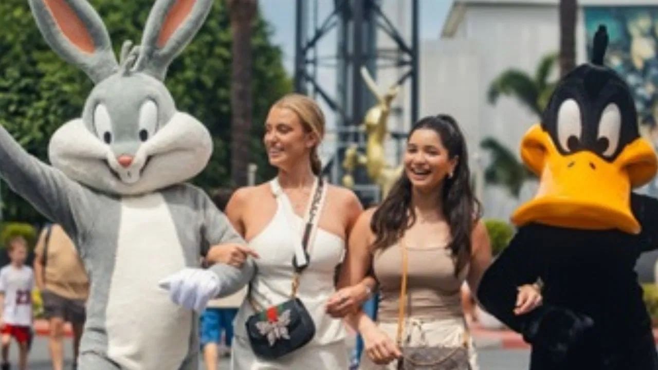 टीम इंडियाचा दिग्गज माजी क्रिकेटर सचिन तेंडुलकर याची लेक सारा तेंडुलकर सध्या ऑस्ट्रेलियातील ब्रिस्बेनमध्ये धमाल मस्ती करत आहेत. सारासोबत ऑस्ट्रेलियाचा माजी दिग्गज मॅथ्यू हेडन याची मुलगी ग्रेस हेडन ही देखील आहे.  दोघीही एकत्र फिरत आहेत. सारा आणि ग्रेस दोघीही चांगल्या मैत्रीणी आहेत. साराने इंस्टाग्रामवर काही खास फोटो पोस्ट केले आहेत. (Photo-Screenshot/Instagram)