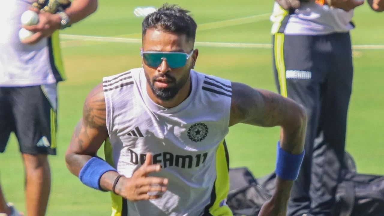 टीम इंडियाला इंग्लंड विरुद्ध पहिल्या कसोटी सामन्यात पराभूत व्हावं लागलं. त्यानंतर टीम इंडियातील काही खेळाडूंच्या कामगिरीवर प्रश्नचिन्ह उपस्थित केले जात आहेत. अशात टीम इंडियाचा स्टार ऑलराउंडर हार्दिक पंड्या इंग्लंडमध्ये पोहचला आहे. हार्दिकने इंग्लंडमधील काही फोटो सोशल मीडियावरुन शेअर केले आहेत. (PHOTO CREDIT- INSTAGRAM)