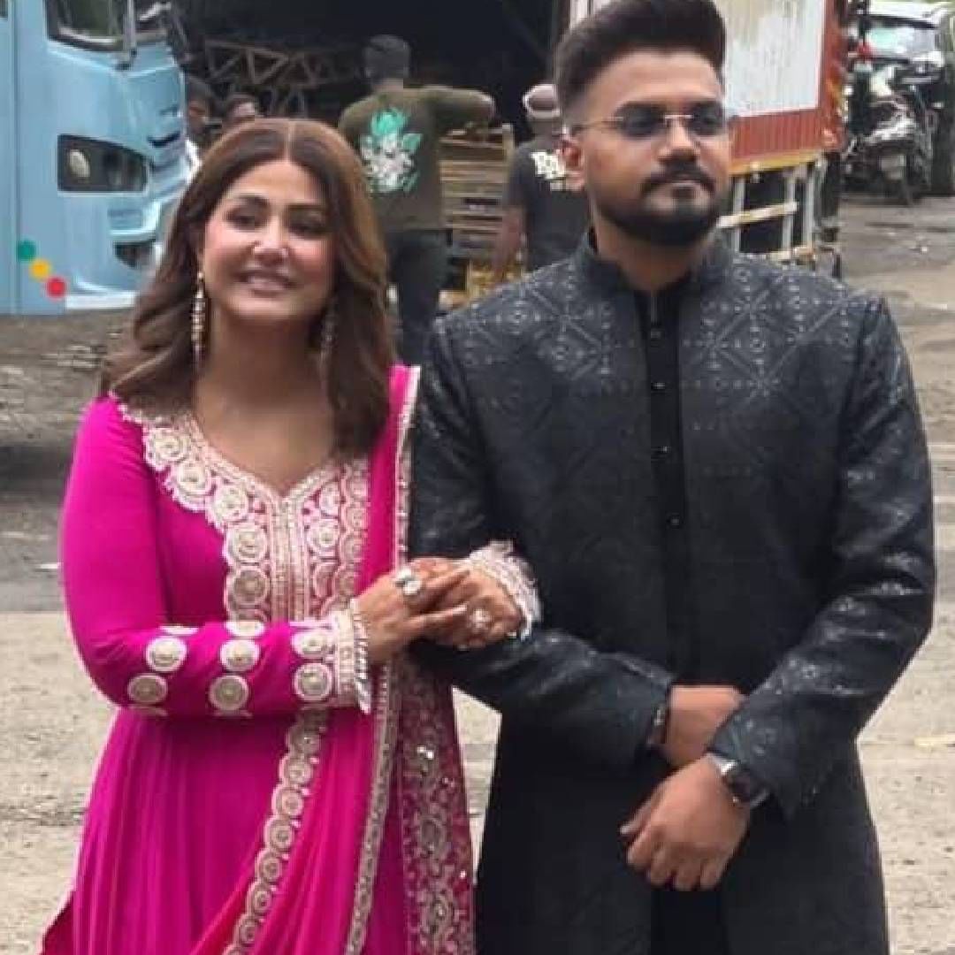 हिना आणि रॉकी गेल्या बारा ते तेरा वर्षांपासून एकमेकांना डेट करत आहेत. हिना कॅन्सरशी झुंज देताना रॉकीने तिची खूप साथ दिली होती. हिना मुस्लीम असून रॉकी हिंदू आहे. या दोघांचं आंतरधर्मीय लग्नसुद्धा चर्चेत राहिलं.  
