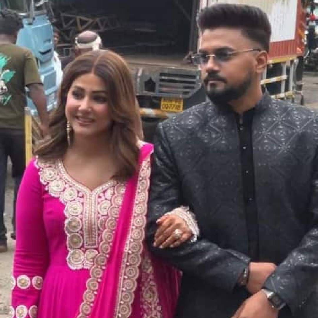 गेल्या वर्षी जून महिन्यात हिनाने तिला ब्रेस्ट कॅन्सरचं निदान झाल्याची माहिती चाहत्यांना दिली होती. त्यानंतर तिच्यावर कॅन्सरचे उपचार सुरू होते. कॅन्सरवर मात केल्यानंतर तिने लगेचच बॉयफ्रेंड रॉकीशी लग्न केलं. 
