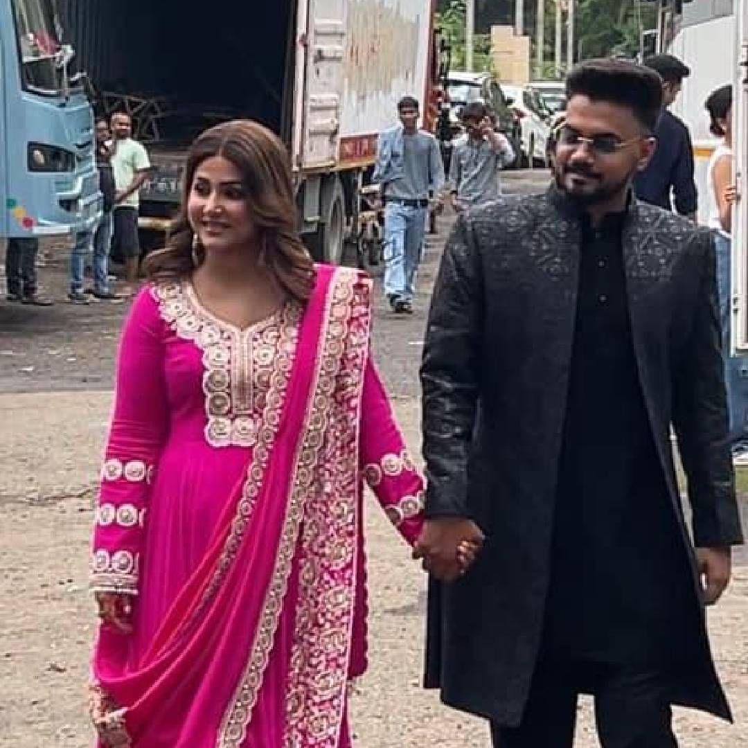 या फोटोंवर हिना प्रेग्नंट असल्याच्या चर्चांना उधाण आलं आहे. लग्नाच्या अवघ्या दहा दिवसांतच हिनाचा बेबी बंप दिसल्याने ती घाईत लग्न का उरकलं, याचा अंदाज नेटकरी बांधत आहेत. प्रेग्नंसीमुळेच हिनाने हे पाऊल उचललं असावं, असं काहीजण म्हणत आहेत. 
