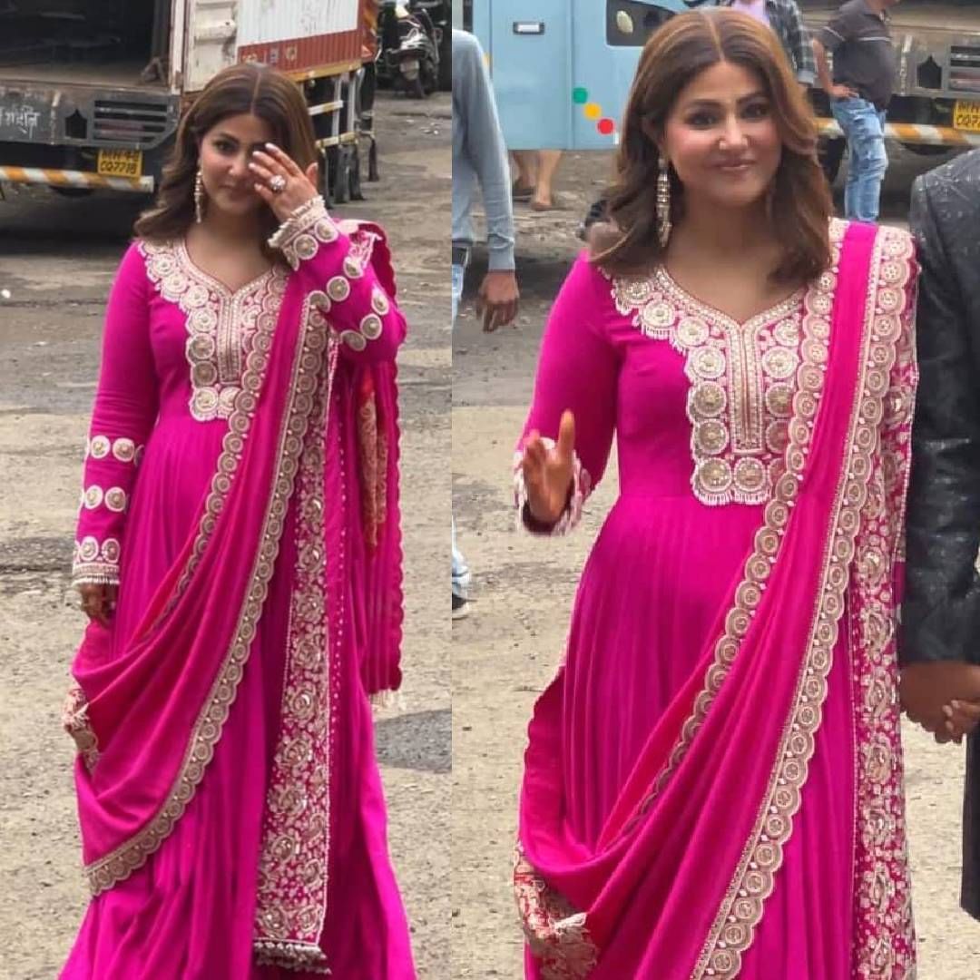 या फोटोंमध्ये हिना खानचा बेबी बंप स्पष्ट पहायला मिळतोय. पती रॉकीसोबत हिनाने पापाराझींसमोर फोटोसाठी पोझ दिले. यावेळीने तिना गुलाबी रंगाचा ड्रेस परिधान केला होता. हिनाने तिच्या पोटावरून दुपट्टा घेतला असला तरी त्यात तिचा बेबी बंप स्पष्ट पहायला मिळतोय. 
