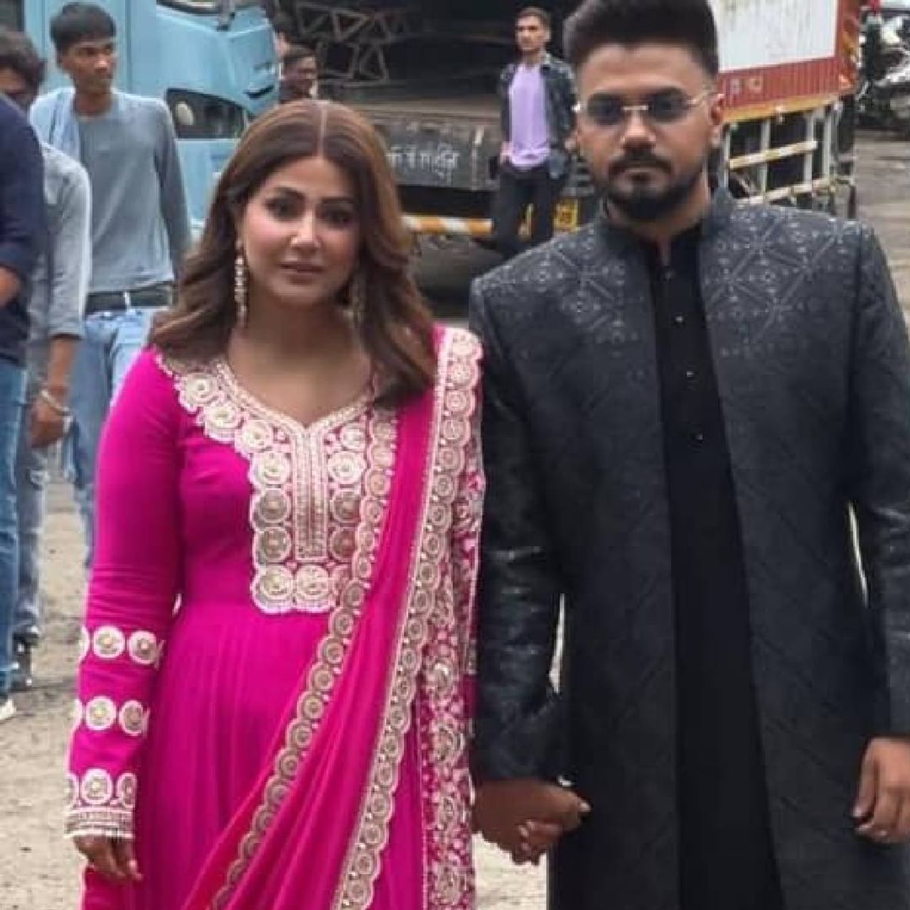 अभिनेत्री हिना खानने 4 जून रोजी बॉयफ्रेंड रॉकी जयस्वालशी लग्न करत सर्वांना सुखद धक्का दिला. यानंतर आता हिना एका वेगळ्याच कारणामुळे चर्चेत आली आहे. नुकतेच हिना आणि रॉकीचे काही फोटो सोशल मीडियावर व्हायरल होत आहेत. हे फोटो पाहून नेटकऱ्यांना आश्चर्याचा आणखी एक धक्का बसला आहे. 
