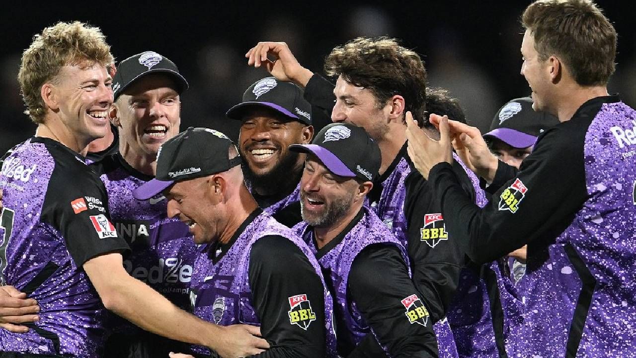 होबार्ट हरिकेन्स हा ऑस्ट्रेलियातील बिग बॅश लीगचा विजेता संघ आहे. या स्पर्धेच्या अंतिम सामन्यात होबार्ट हरिकेन्स संघाने सिडनी सिक्सर्सचा 7 विकेट्सने पराभव करून पहिल्यांदाच जेतेपदावर नाव कोरलं. 14 वर्षांच्या प्रदीर्घ कालावधीनंतर त्यांना हे यश मिळालं. जेतेपदाचं स्वप्न उराशी बाळगलेल्या होबार्ट हरिकेन्स संघाने यावेळी उत्तम कामगिरी केली. (PHOTO- Hobart Hurrricanes Twitter)