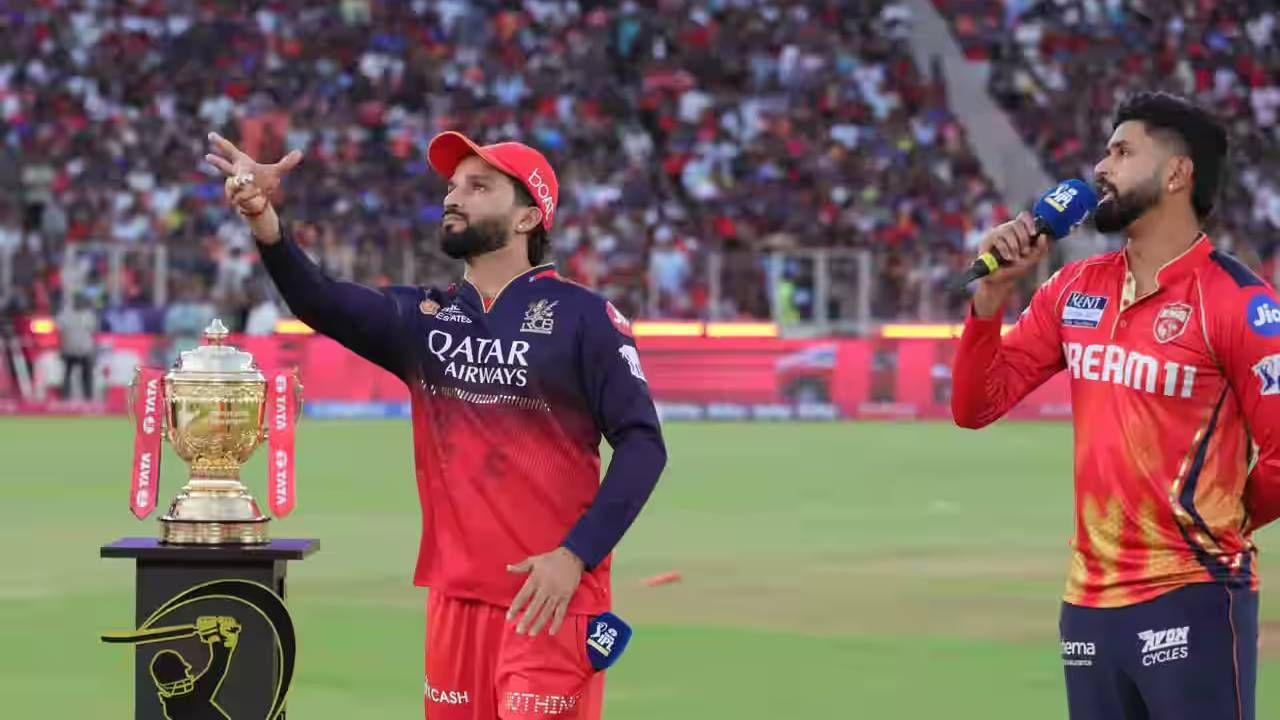 श्रेयस अय्यर म्हणाला की, हा एक अद्भुत दिवस आहे. गर्दी उत्साहवर्धक आहे. आपल्याला फक्त इथे येऊन आनंद घ्यायचा आहे. मुले उत्तम स्थितीत आणि मानसिकतेत आहेत. टीम मीटिंगमध्ये आपण फक्त एवढेच बोललो की तुम्ही जितके शांत राहाल तितके चांगले.हा अंतिम सामना आहे आणि आपण अंतिम सामन्यासारखा खेळणार आहोत. (फोटो- आयपीएल/बीसीसीआय)