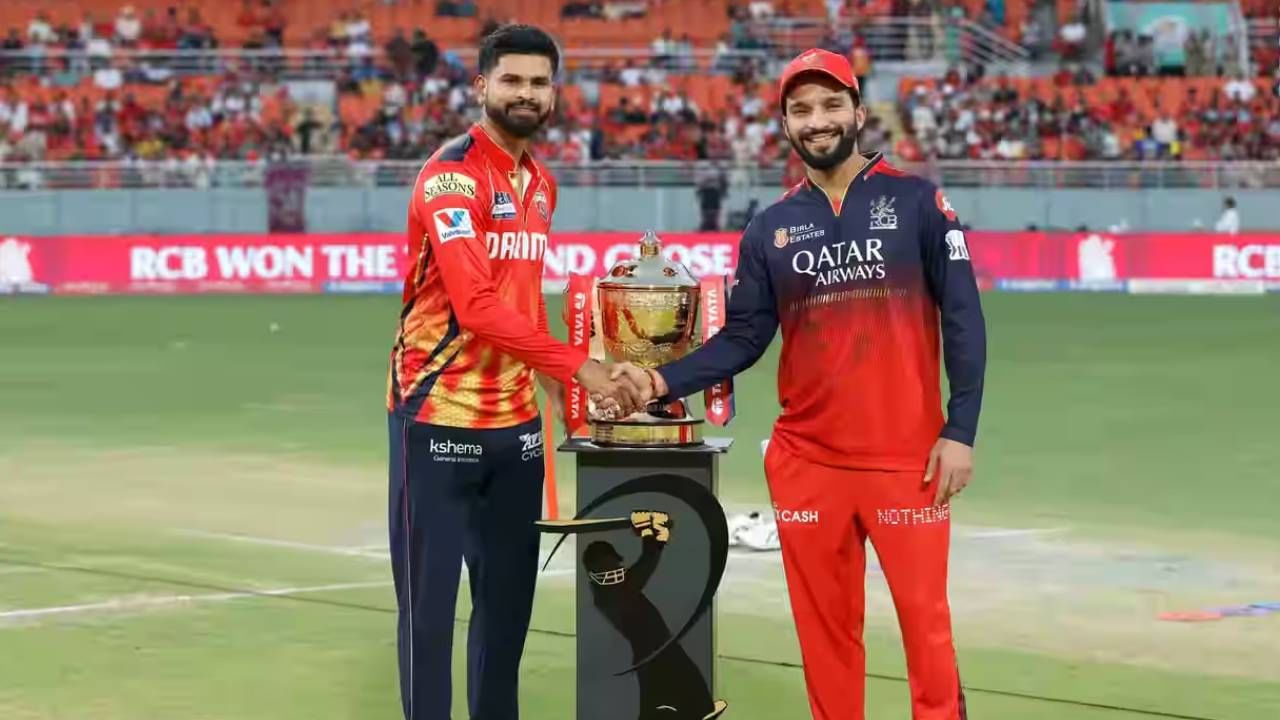 आयपीएल 2013 स्पर्धेत कोलकाता नाईट रायडर्स आणि मुंबई इंडियन्सने प्रत्येकी 12 वेळा नाणेफेक जिंकली होती. तर 2019 आयपीएल स्पर्धेत चेन्नईने 12 वेळा टॉस जिंकला होता. आता या यादीत पंजाब किंग्सचं नाव समाविष्ट झालं आहे. (फोटो- आयपीएल/बीसीसीआय)