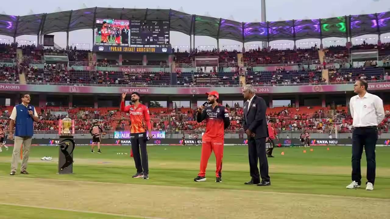 आयपीएल 2025 स्पर्धेचा अंतिम सामन्यात पंजाब किंग्स आणि रॉयल चॅलेंजर्स बंगळुरु आमनेसामने आहेत. या सामन्यात नाणेफेकीचा कौल पंजाबने जिंकला आणि प्रथम गोलंदाजी स्वीकारली. तसेच पॉवर प्लेमध्ये आरसीबीला 55 धावांवर रोखलं हे विशेष (फोटो- आयपीएल/बीसीसीआय)