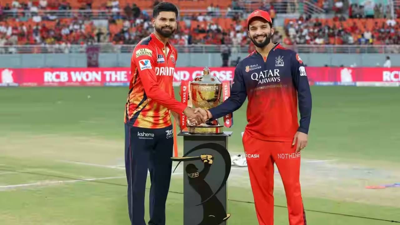 सामना राखीव दिवशी खेळला गेला नाही तर पंजाब किंग्स संघ चॅम्पियन होईल. कारण या वर्षीच्या आयपीएलमध्ये पंजाब किंग्स पॉइंट्स टेबलमध्ये पहिल्या क्रमांकावर आहे, तर आरसीबी दुसऱ्या क्रमांकावर आहे. पावसामुळे राखीव दिवशी सामना रद्द झाला तर पंजाब किंग्ज संघाला विजेता घोषित केले जाईल. (Photo- BCCI/IPL)