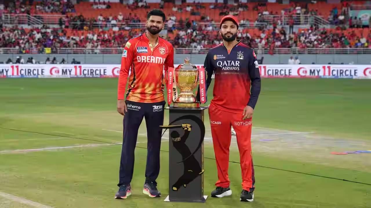 अहमदाबादमध्ये होणाऱ्या रॉयल चॅलेंजर्स बंगळुरू आणि पंजाब किंग्ज यांच्यातील आयपीएल फायनल सामन्यावर पावसाचं सावट आहे. अ‍ॅक्यूवेदरच्या मते, रविवारी अहमदाबादमध्ये पावसाची 66 टक्के शक्यता आहे. तसेच, संध्याकाळनंतर 33 टक्के ढगाळ हवामान राहील. (Photo- BCCI/IPL)