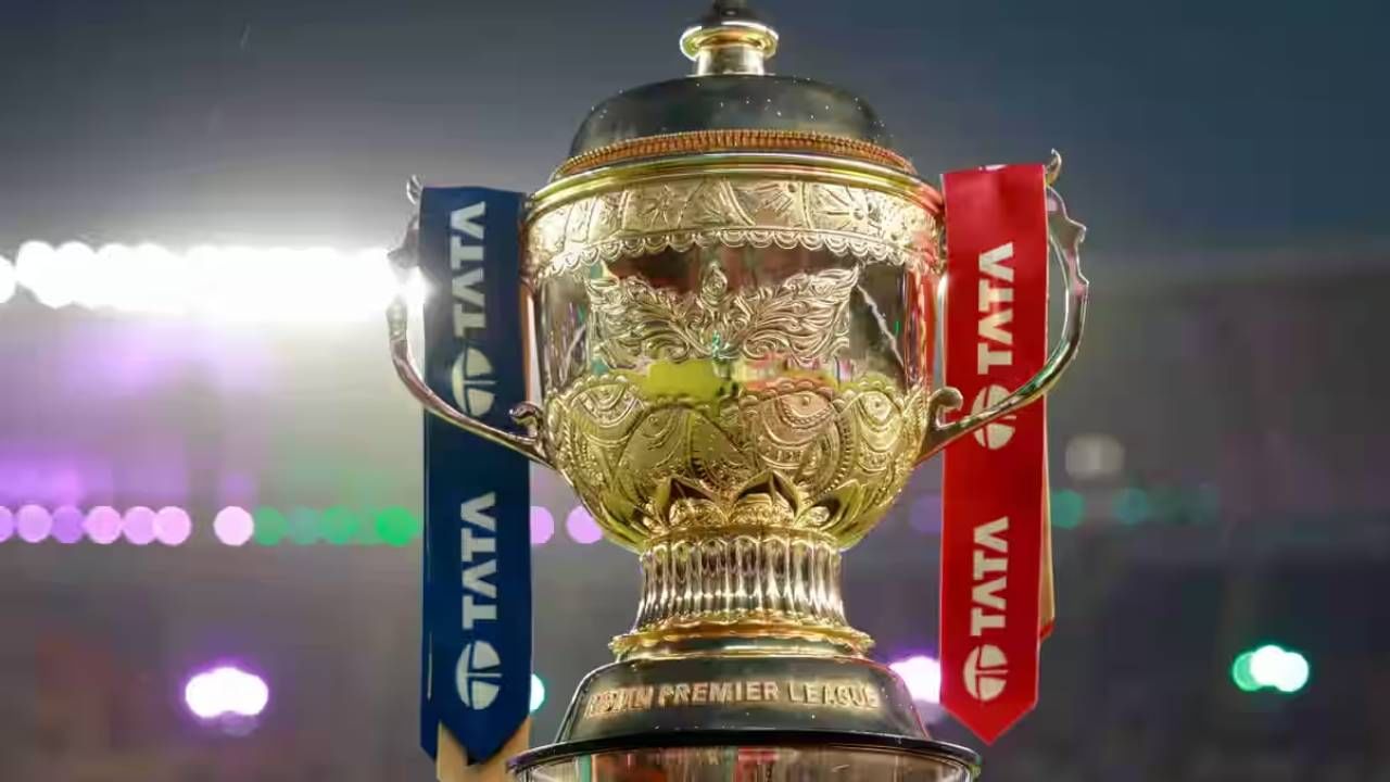 पावसाच्या भीतीमुळे अंतिम सामना पूर्ण करण्यासाठी आयपीएलकडून काही नियम लागू करण्यात आले आहेत. आयपीएलचा अंतिम सामना या नियमांद्वारे पूर्ण केला जाईल. जर पावसाने अंतिम सामना व्यत्यय आणला तर कोणते नियम लागू होतील ते पाहूया. (Photo- BCCI/IPL)