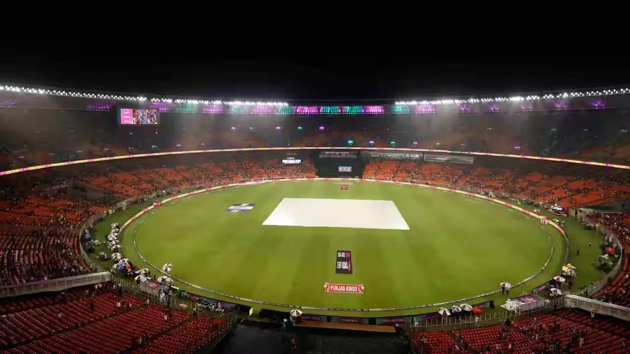 जर 5 षटकांचा सामना रात्री 1.30 वाजेपर्यंत होऊ शकला नाही, तरच सामना राखीव दिवसासाठी पुढे ढकलला जाईल. त्यानुसार अंतिम सामना बुधवारी पुन्हा आयोजित केला जाईल. (Photo- BCCI/IPL)