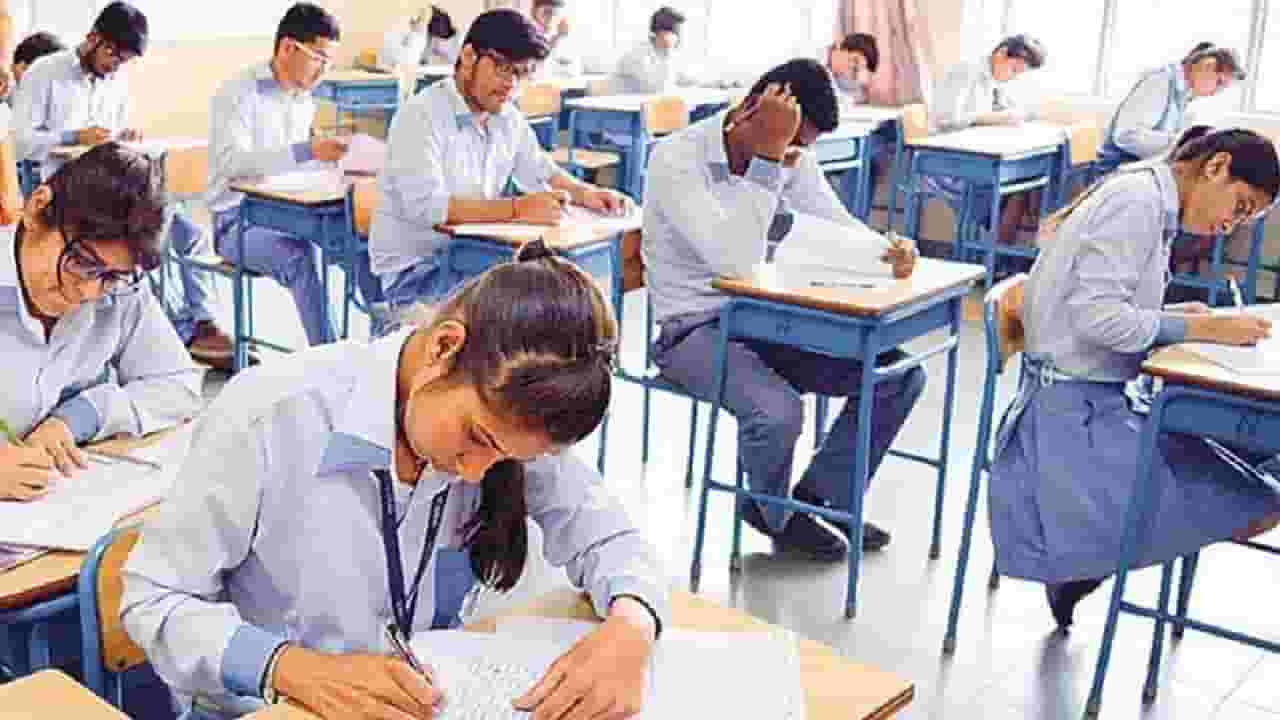 CBSE Board Exam : दहावीच्या विद्यार्थ्यांनो मोठी बातमी, 2026 पासून वर्षातून दोनदा दहावीची बोर्ड परीक्षा CBSE Board Exam : दहावीच्या विद्यार्थ्यांनो मोठी बातमी, 2026 पासून वर्षातून दोनदा दहावीची बोर्ड परीक्षा