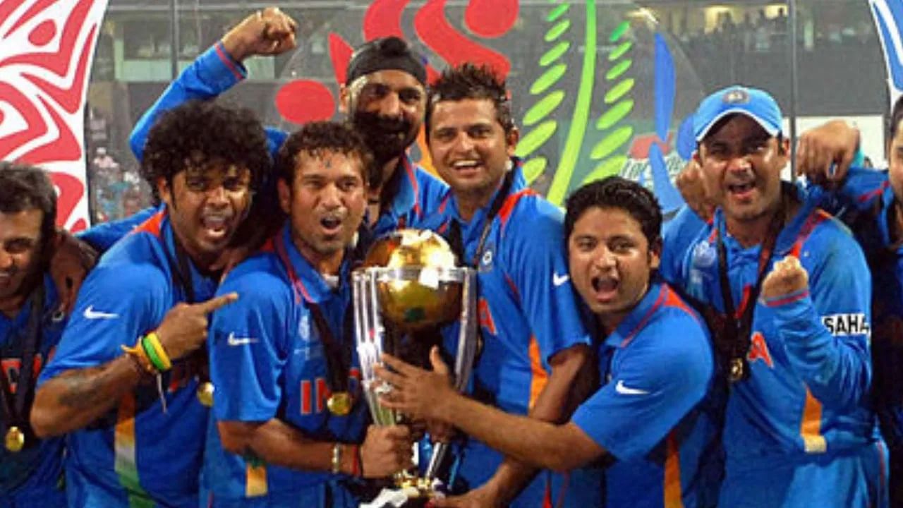 टीम इंडियाने महेंद्रसिंह धोनी याच्या नेतृत्वात 2 एप्रिल 2011 साली श्रीलंकेला पराभूत करत 28 वर्षांनी वनडे वर्ल्ड कप जिंकला होता. पीयूष चावला 15 सदस्यीय वर्ल्ड कप संघाचा भाग होता. (Photo Credit: Getty Images)