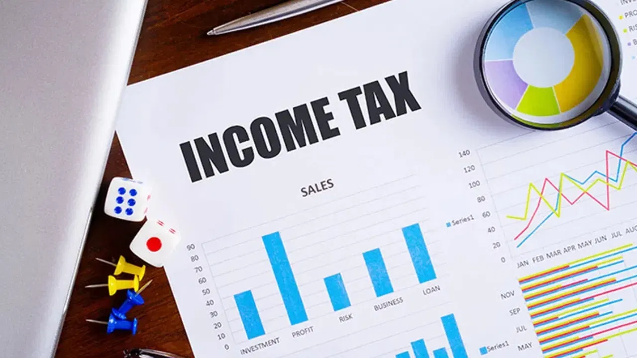 आयकर विभागाने आयकर भरण्याची तारीख 15 सप्टेंबरपर्यंत वाढवली आहे. त्यामुळे नागरिकांना आयकर भरण्यासाठी जास्त वेळ मिलाला आहे. याद्वारे लोक त्यांच्या उत्पन्नाची माहिती आयकर विभागाला देत असतात. 