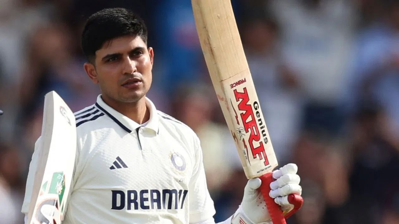 टीम इंडियाने लीड्समधील पहिल्या कसोटी सामन्यात शानदार सुरुवात केली. भारताच्या 3 फलंदाजांनी इंग्लंड विरुद्ध शतक केलं. टीम इंडियाच्या या त्रिकुटाने केलेल्या शतकी खेळीच्या जोरावर पहिल्या डावात 471 रन्स केल्या. (Photo: PTI)