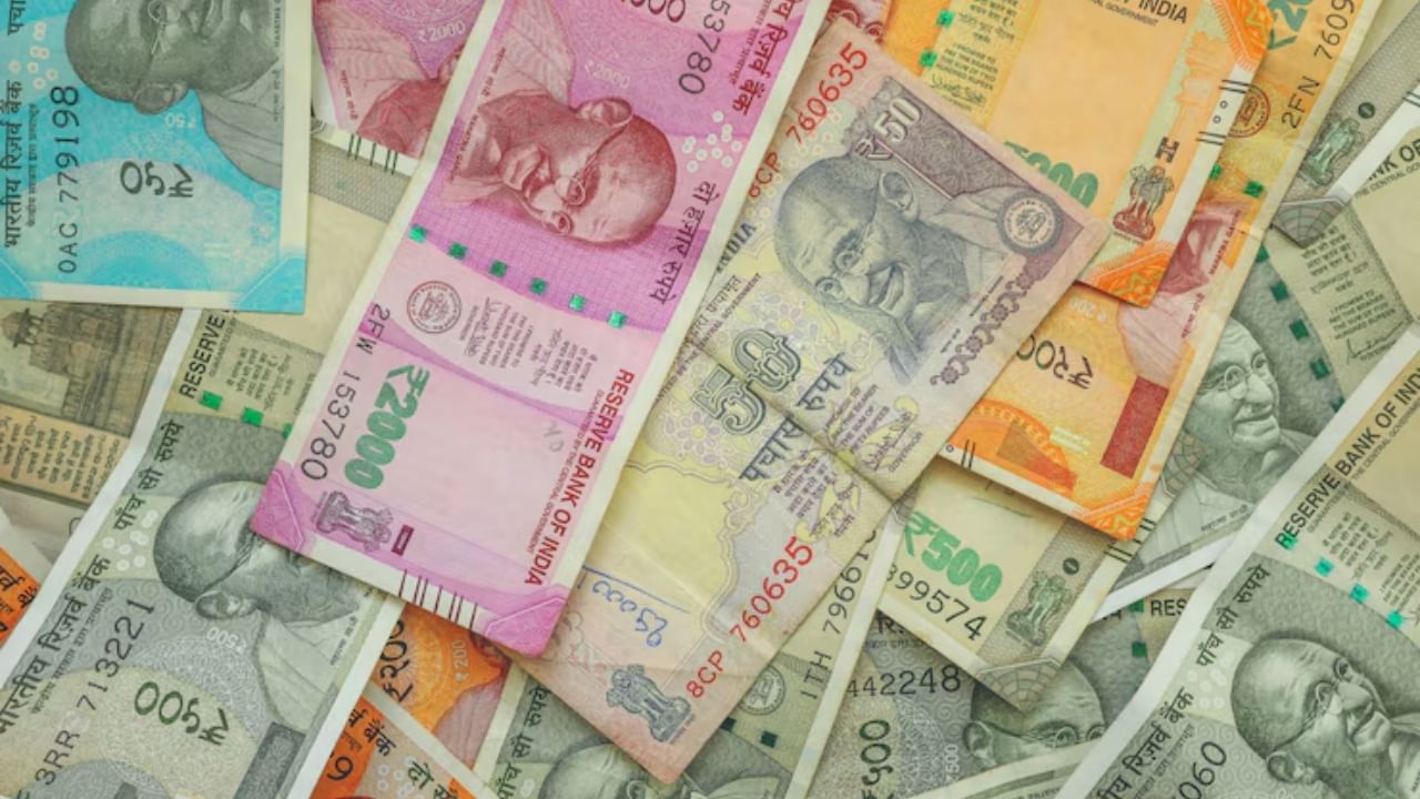 जर तुम्हालाही पलंगाखाली काही ना काही ठेवायची सवय असेल तर ही सवय नक्कीच बदला. कारण या सवयींमुळे घरात पैशाची आवक थांबते. तसेच अनेक आर्थिक समस्यांना सामोरे जावे लागते.