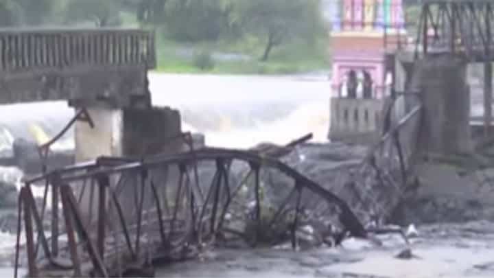Indryani Bridge Collapse : कुंडमळा पूल दुर्घटना; 6 वर्षांच्या चिमुकल्यासह चौघांचा मृत्यू, शोधमोहीम सुरूच Indryani Bridge Collapse : कुंडमळा पूल दुर्घटना; 6 वर्षांच्या चिमुकल्यासह चौघांचा मृत्यू, शोधमोहीम सुरूच