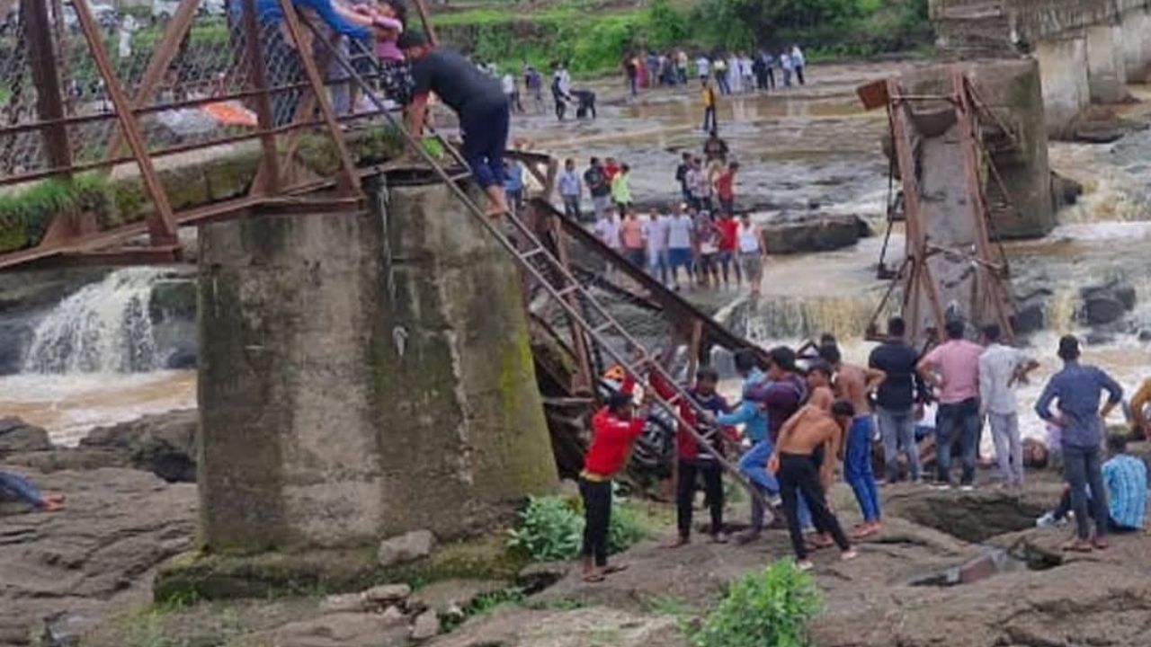 Indrayani River Bridge : इंद्रायणी नदीवरील पूल कोसळला, NDRF टीम दाखल, बचावकार्य युद्धपातळीवर सुरू Indrayani River Bridge : इंद्रायणी नदीवरील पूल कोसळला, NDRF टीम दाखल, बचावकार्य युद्धपातळीवर सुरू