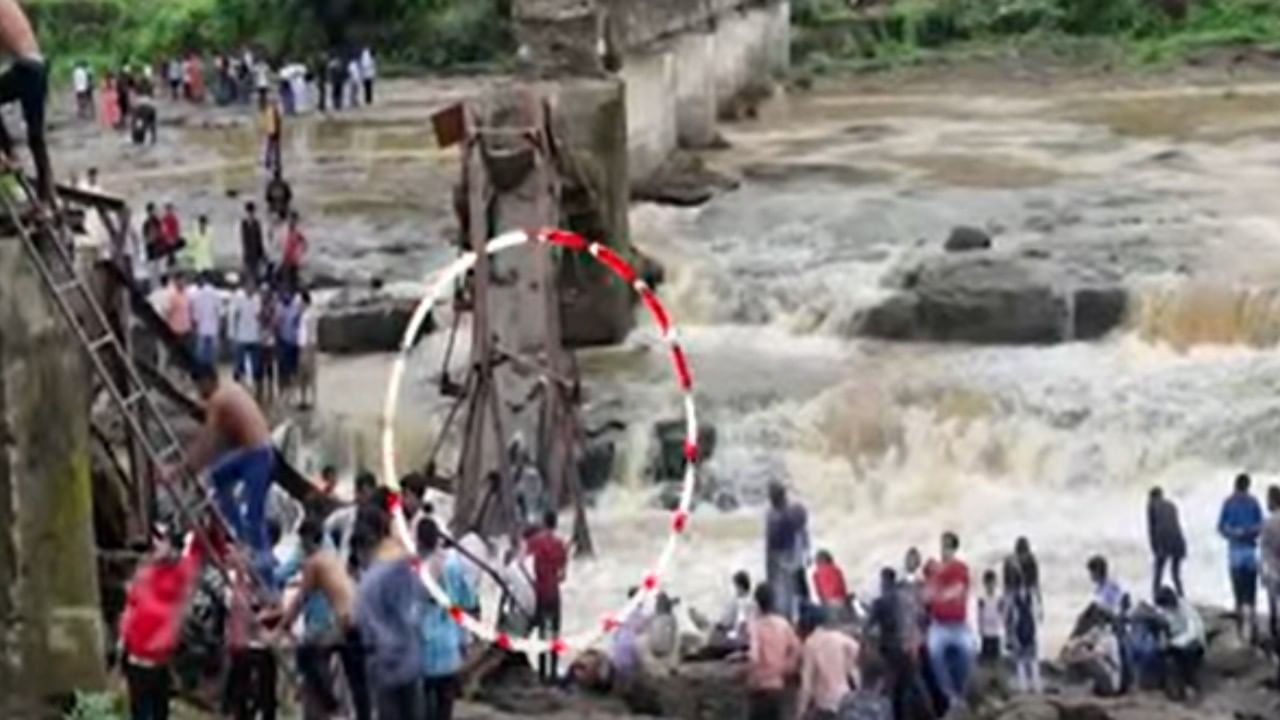 'या' कारणामुळे इंद्रायणी नदीवरील पूल कोसळला, 6 पर्यटकांचा मृत्यू