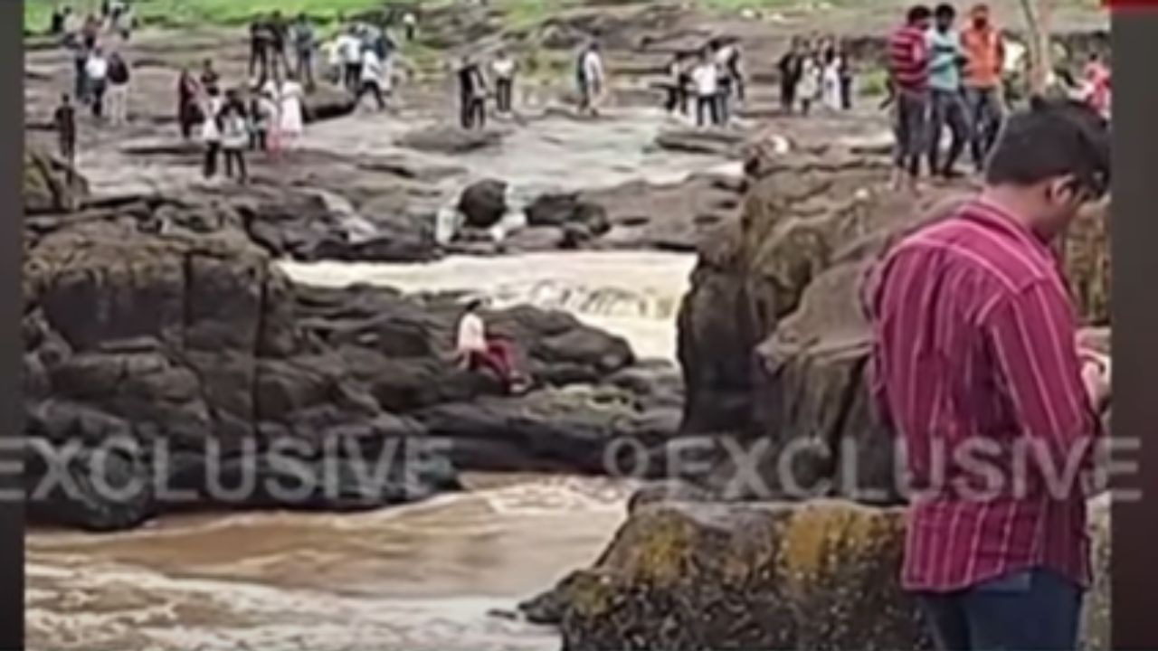 Indrayani River Accident : इंद्रायणी नदीवरील पूल कोसळला; 20-25 जण वाहून गेल्याची भीती, 6 दगावले Indrayani River Accident : इंद्रायणी नदीवरील पूल कोसळला; 20-25 जण वाहून गेल्याची भीती, 6 दगावले