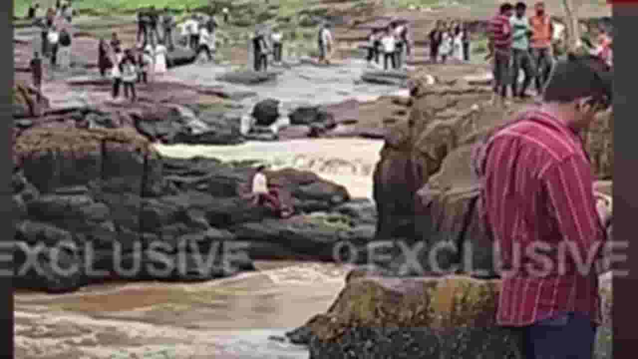 Indrayani River Accident : इंद्रायणी नदीवरील पूल कोसळला; 20-25 जण वाहून गेल्याची भीती, 6 दगावले Indrayani River Accident : इंद्रायणी नदीवरील पूल कोसळला; 20-25 जण वाहून गेल्याची भीती, 6 दगावले