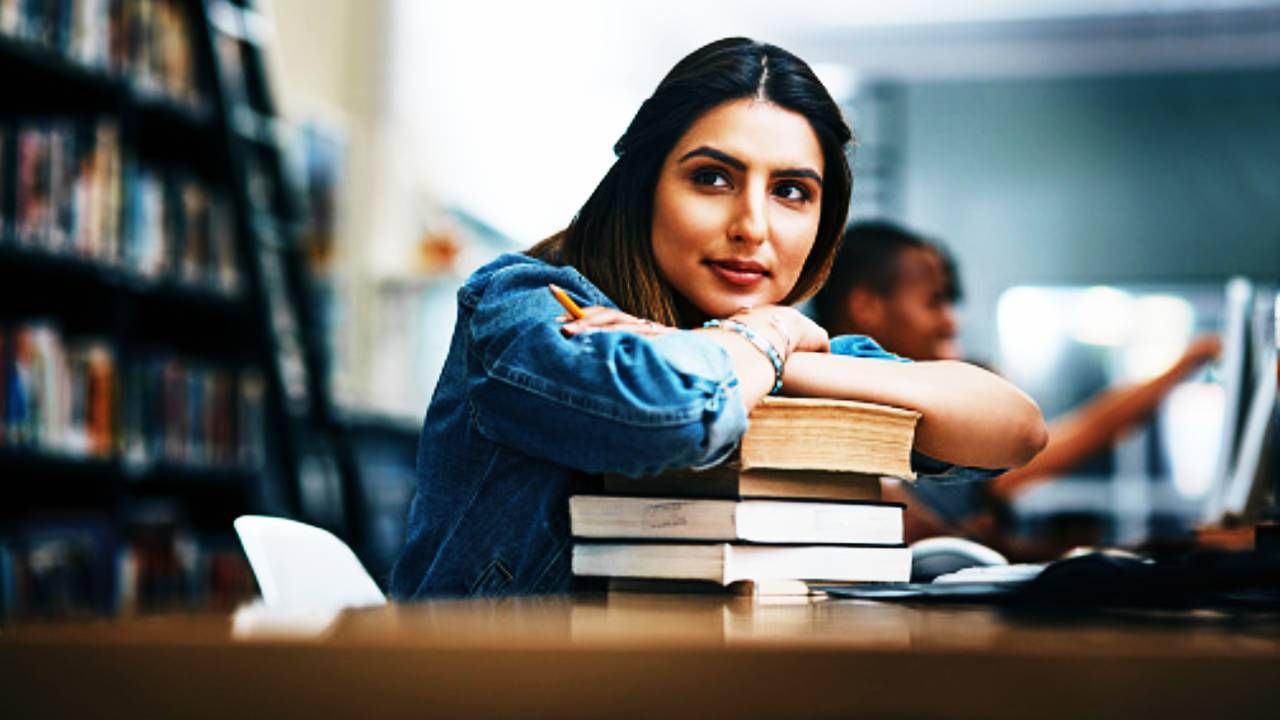 Libra Characteristics Woman : ज्योतिषशास्त्रानुसार, राशीच चक्रात एकूण 12 राशी असतात. त्यात काही खास गुण असतात. काही राशीच्या स्त्रीया बुद्धिमान असतात. त्यांची बुद्धी तीक्ष्ण असते. त्यांची लागलीच छाप पडते. त्या त्यांची मतं बेधडक मांडतात.