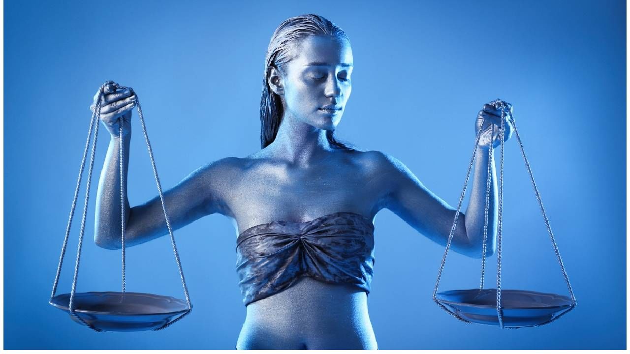 ज्योतिषशास्त्रानुसार, तुला राशीच्या महिला लढाई आणि भांडणापासून वाचतात. आपल्याविषयी कोणाच्या मनात गैरसमज होऊ नये यासाठी त्या प्रयत्न करतात. मध्यस्थी घडवून आणण्याचा त्या प्रयत्न करतात.