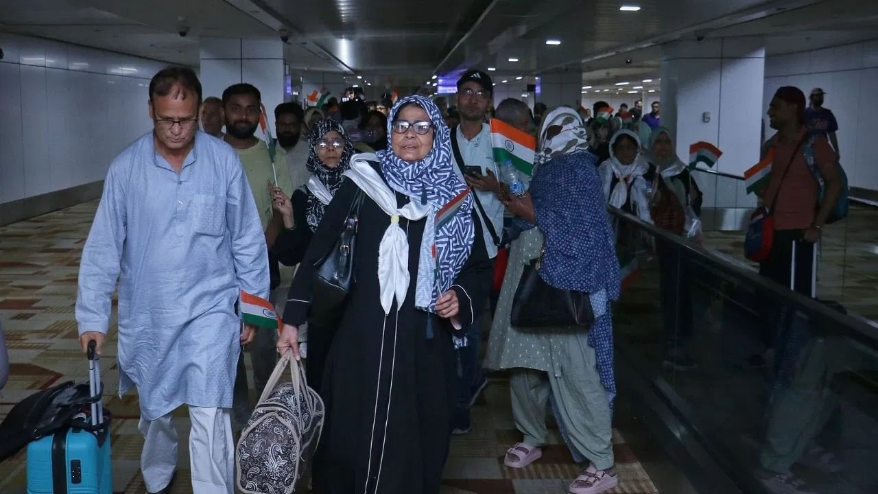 इराणमध्ये सध्या परिस्थिती काय? मायदेशी परतलेल्या भारतीय नागरिकांनी सांगितला अनुभव, म्हणाले तिथे दिवसेंदिवस... इराणमध्ये सध्या परिस्थिती काय? मायदेशी परतलेल्या भारतीय नागरिकांनी सांगितला अनुभव, म्हणाले तिथे दिवसेंदिवस...