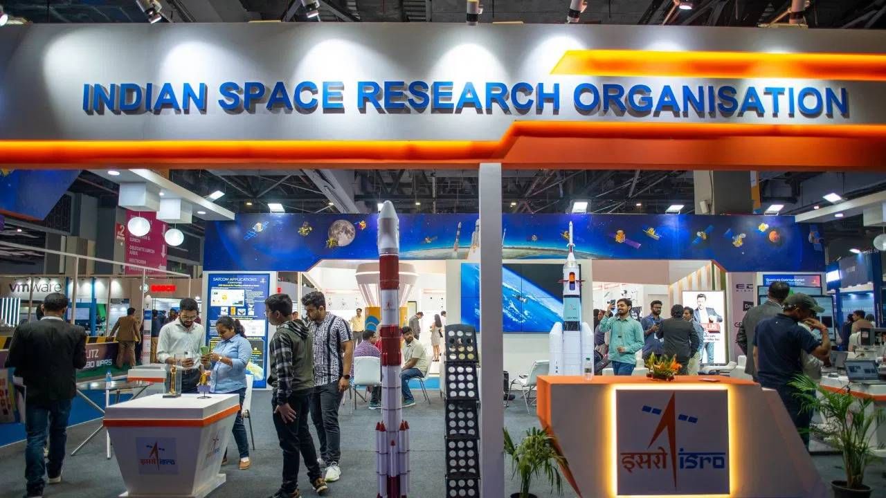 इस्रोमध्ये 300 हून जास्त पदांसाठी जागा रिक्त, अर्ज कसा करायचा? वाचा सविस्तर... इस्रोमध्ये 300 हून जास्त पदांसाठी जागा रिक्त, अर्ज कसा करायचा? वाचा सविस्तर...