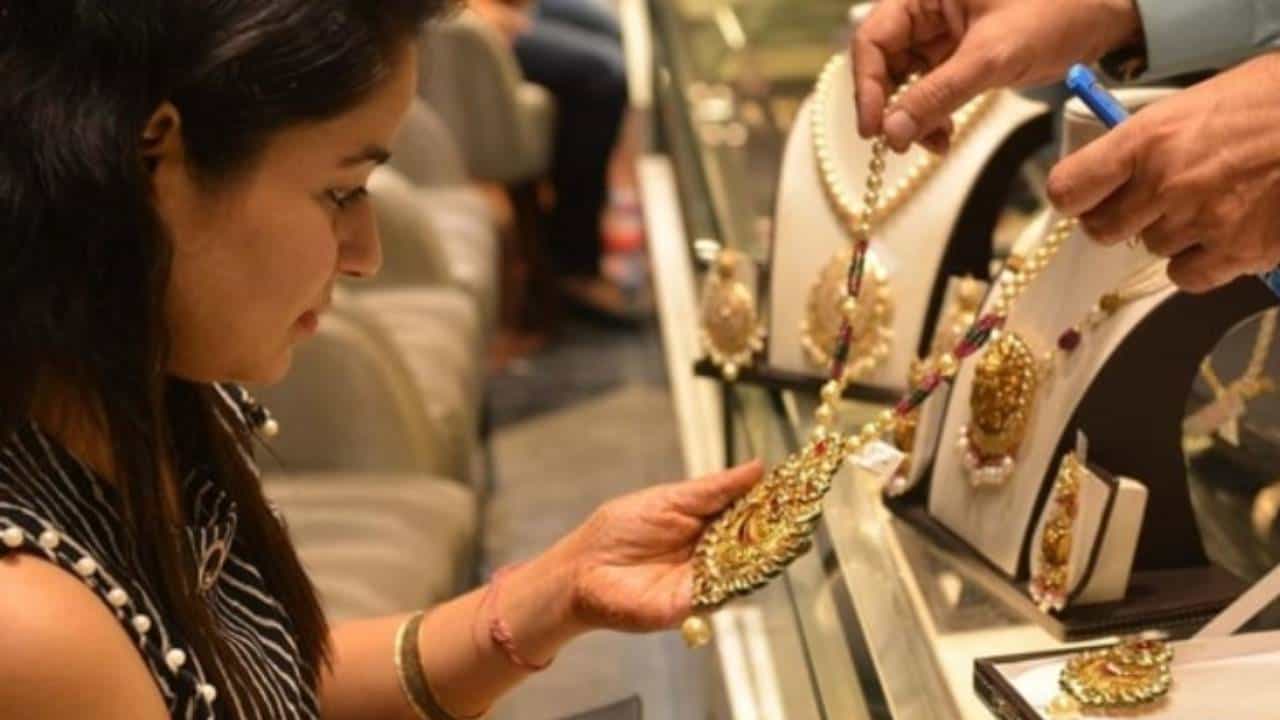 मध्य-पूर्वेत 12 दिवसांनी शांतता नांदली आहे. इस्त्रायल-इराणमध्ये यु्द्धबंदी झाल्याची घोषणा अमेरिकेचे राष्ट्राध्यक्ष डोनाल्ड ट्रम्प यांनी केली होती. ही वार्ता पसरताच शेअर बाजारात चैतन्य दिसले. तर जळगावच्या सराफा बाजारात सोने-चांदी स्वस्त झाली.