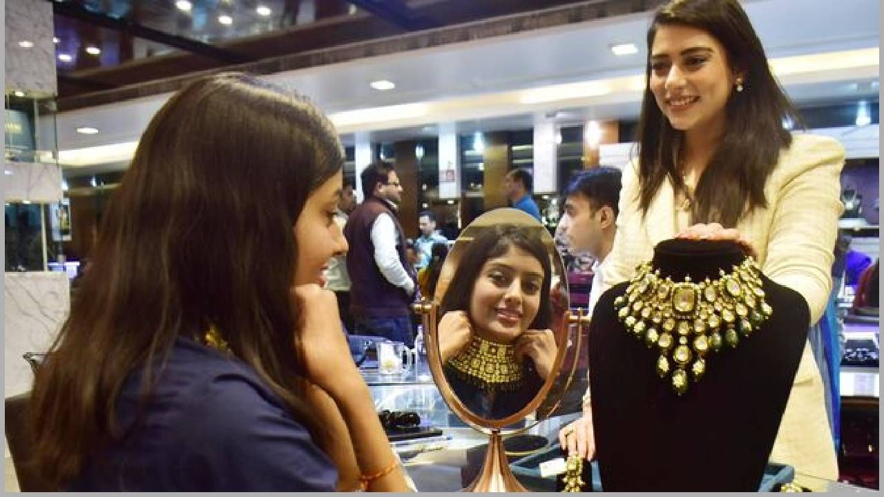 काल 12 दिवसांच्या संघर्षानंतर इस्त्रायल आणि इराण यांनी शस्त्रसंधी केली. युद्ध विरामावर दोन्ही देश राजी झाले. अनेक देशातील शेअर बाजार तेजीत आले तर सोने-चांदीतील गुंतवणूक कमी झाली. दोन्ही धातुचे भाव उतरले आहेत.