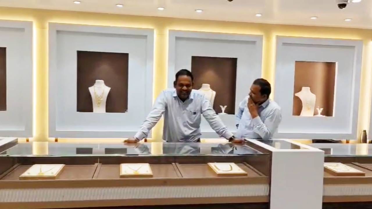 गेल्या काही दिवसांपासून सोन्या चांदीच्या दरात चढउतार कायम असल्याने तर दुसरीकडे सोन्या चांदीचे दर एक लाखांवर पोहोचल्याने सराफ बाजारात ग्राहकांवर परिणाम झाला आहे