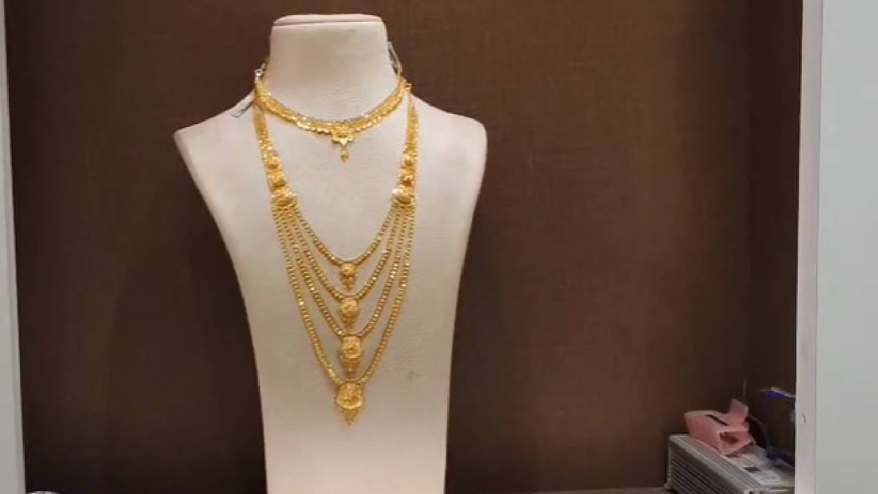 सोन्याने चांदी मध्ये होत असलेल्या सततच्या चढ उतारामुळे ग्राहक संभ्रमात असून सराफ बाजारात त्याचा मोठा परिणाम झाला आहे. जळगावच्या सराफ बाजारातील दुकानांमध्ये ग्राहकांची गर्दी कमी झाली असून शुकशुकाट पाहायला मिळत आहे 