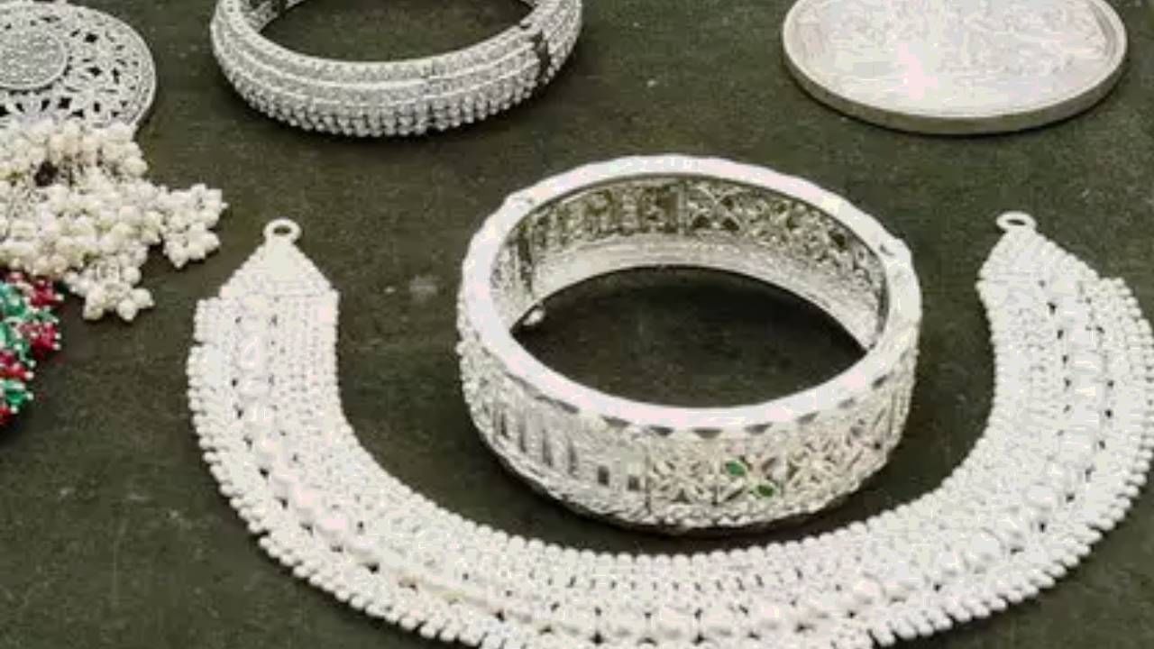 सोन्यापेक्षा सध्या चांदीच्या दरवाढीची चर्चा आहे. चांदीने गेल्या काही दिवसात मोठी झेप घेतली आहे. चांदीचे दर पुन्हा नव्या विक्रमी उंच्चाकांवर पोहोचले आहेत. 