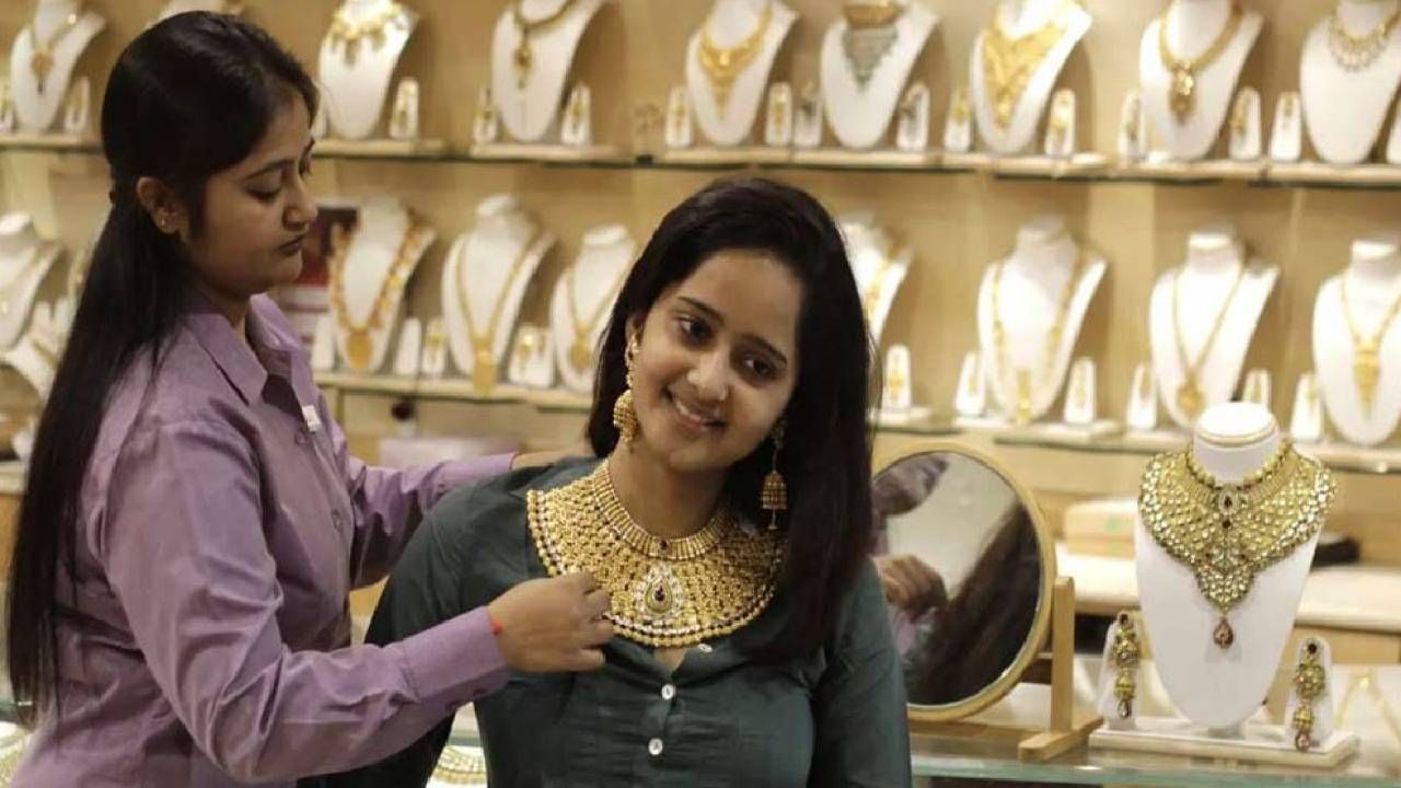 सोन्याच्या दराने पुन्हा एक लाखांचा आकडा पार केला असून सोन्याचे दर जीएसटी सह 1 लाख 1 हजार 800 रुपयांवर पोहोचले आहेत. त्यामुळे सोने आणि चांदीच्या किंमती आता एक लाखांच्यावर पोहचल्या आहेत.
