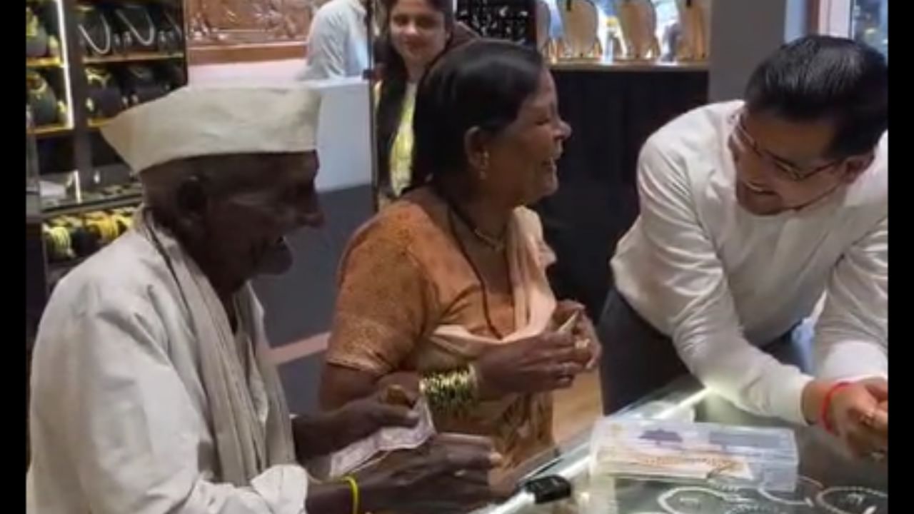 या प्रसंगाचा व्हिडीओ कालपासून सोशल मीडियावर मोठ्या प्रमाणात व्हायरल होत आहे. दुकानदाराच्या या कृतीचे अनेक युजर्स तोंडभरून कौतुक करत आहेत. पैशांपेक्षा माणुसकी मोठी असते हे या घटनेने पुन्हा एकदा अधोरेखित केले आहे.