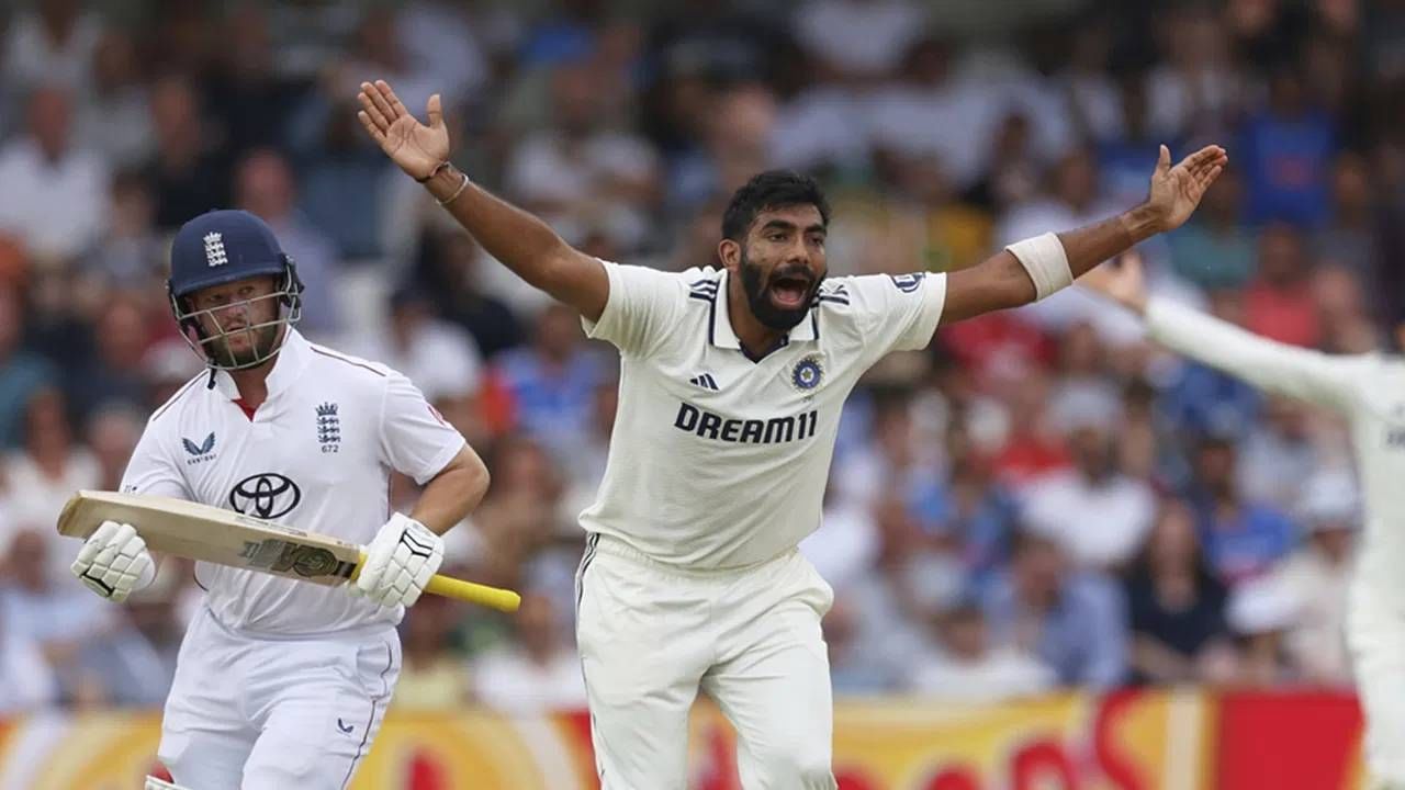 जसप्रीत बुमराह दुसऱ्यांदा पाच विकेट घेतल्या तर त्याला सामनावीराचा पुरस्कार मिळण्याची शक्यता आहे. कारण लीड्सवरील खेळपट्टी फलंदाजांना मदत करणारी आहे. या खेळपट्टीवर भारताकडून पाच, तर इंग्लंडकडून एकाने शतकी खेळी केली आहे. (PC-PTI)