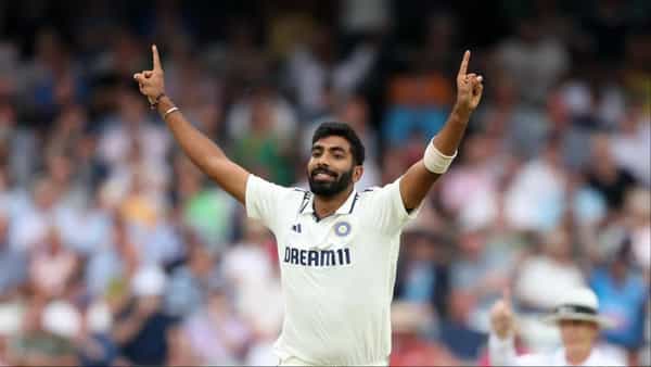 इंग्लंडमध्ये जसप्रीत बुमराहच्या भेदक गोलंदाजीपुढे इंग्लंडचे फलंदाज टिकाव धरत नसल्याचं स्पष्ट दिसून आलं आहे.पहिल्या डावाच्या दुसऱ्या दिवशी जसप्रीत बुमराहने तीन गडी बाद केले. यात शेवटची विकेट ही जो रूटची होती. (Photo: Getty Images/BCCI)