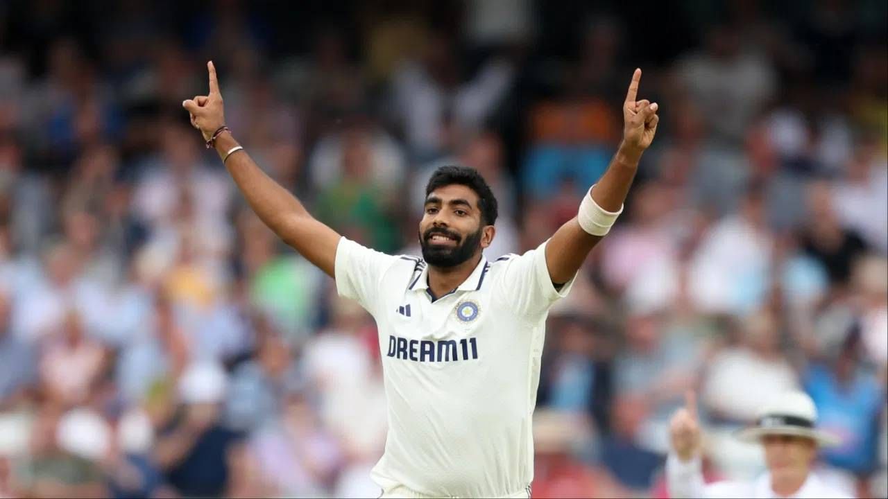 इंग्लंडमध्ये जसप्रीत बुमराहच्या भेदक गोलंदाजीपुढे इंग्लंडचे फलंदाज टिकाव धरत नसल्याचं स्पष्ट दिसून आलं आहे.पहिल्या डावाच्या दुसऱ्या दिवशी जसप्रीत बुमराहने तीन गडी बाद केले. यात शेवटची विकेट ही जो रूटची होती. (Photo: Getty Images/BCCI)