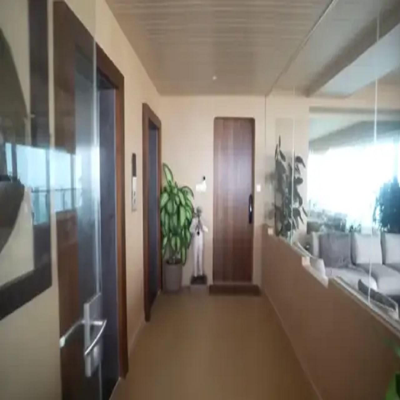  KULx स्टुडिओचे कुश भयानी यांनी डिझाइन केलेले जावेद जाफरी यांचे घर मुंबईतील वांद्रे येथे आहे. या अपार्टमेंटचे प्रवेशद्वार शाही नसले तरी बाजूची काचेची भिंत सर्वात जास्त लक्ष वेधून घेते. येथून घराचे आतील सौंदर्य पाहता येते, पहिल्या दृष्टीक्षेपात आतून ते किती भव्य असेल हे समजते.